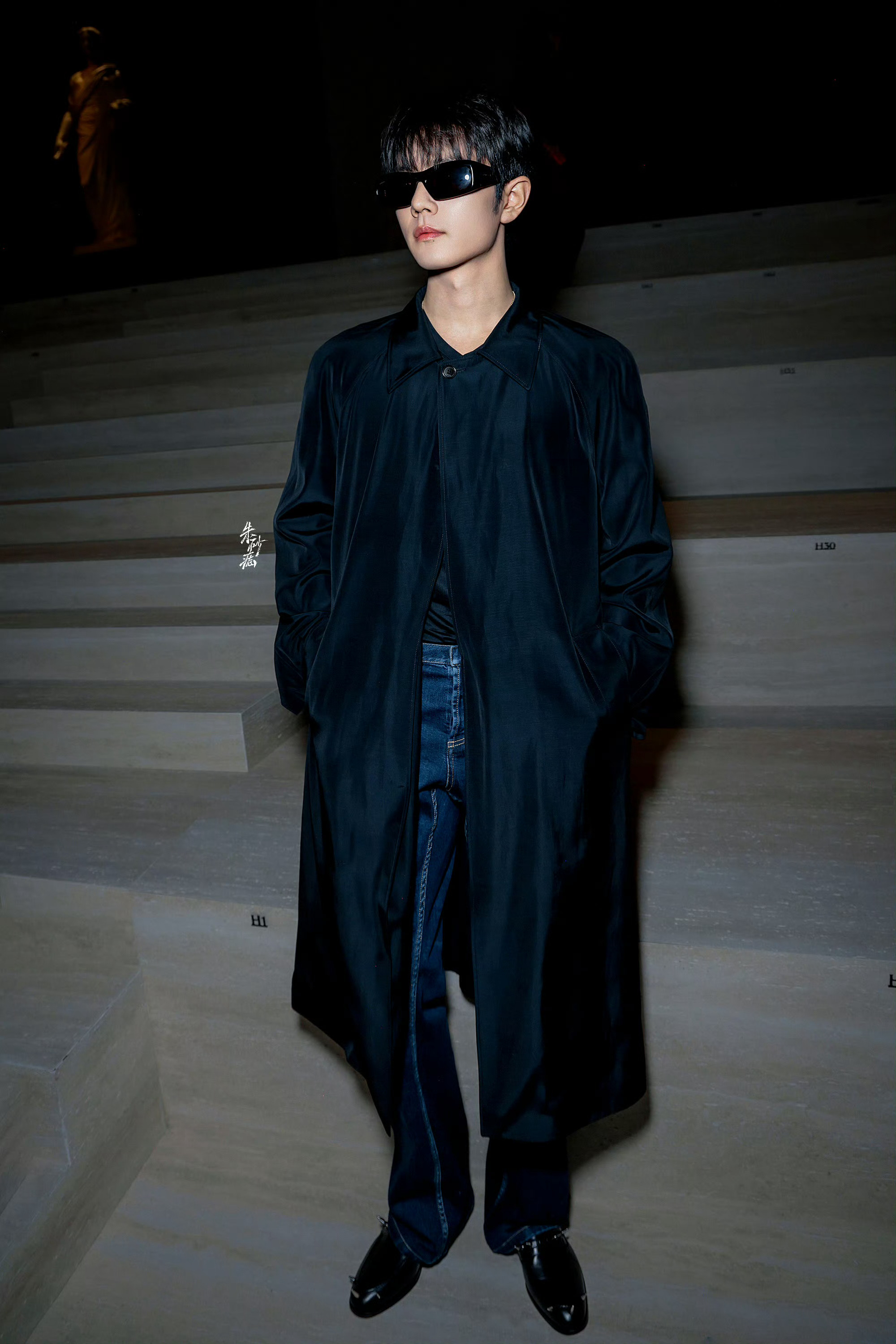 肖战米兰时装周内场路透权威的颜值什么造型都能hold住戴墨镜超酷摘墨镜超可爱肖战