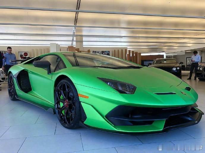 一枚超级压光绿大蛮牛，兰博基尼Aventador SVJ！汽车 ​​​