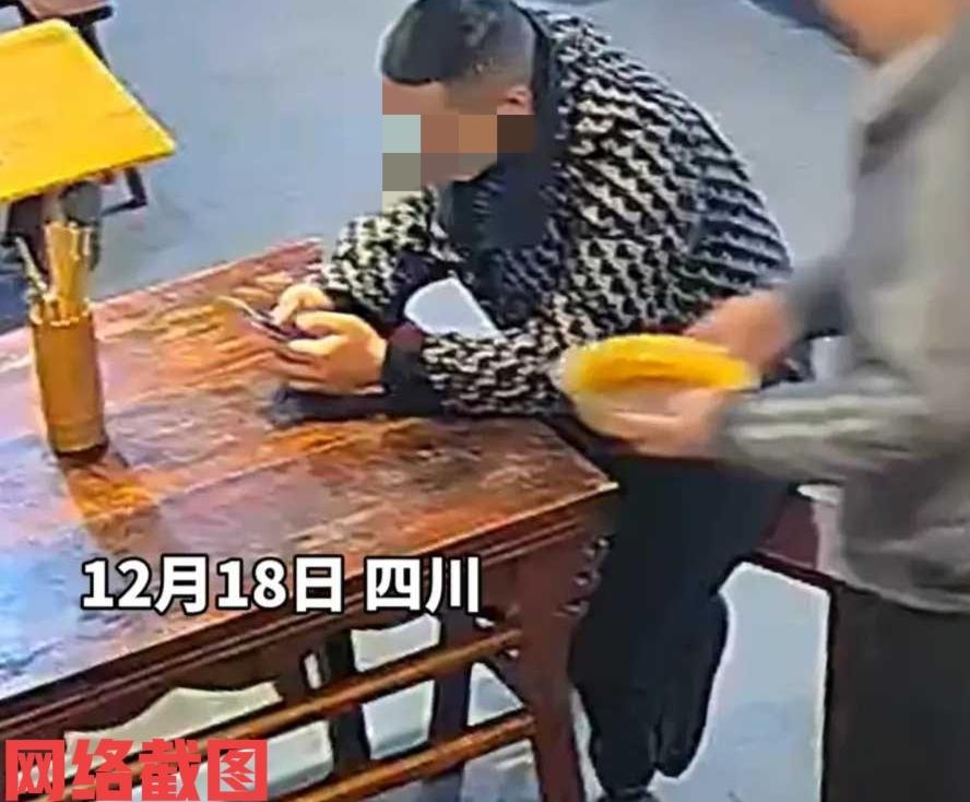 四川有男子在面馆点了碗牛肉面。

可见男子一边玩手机，一边等待老板上面条，当老板