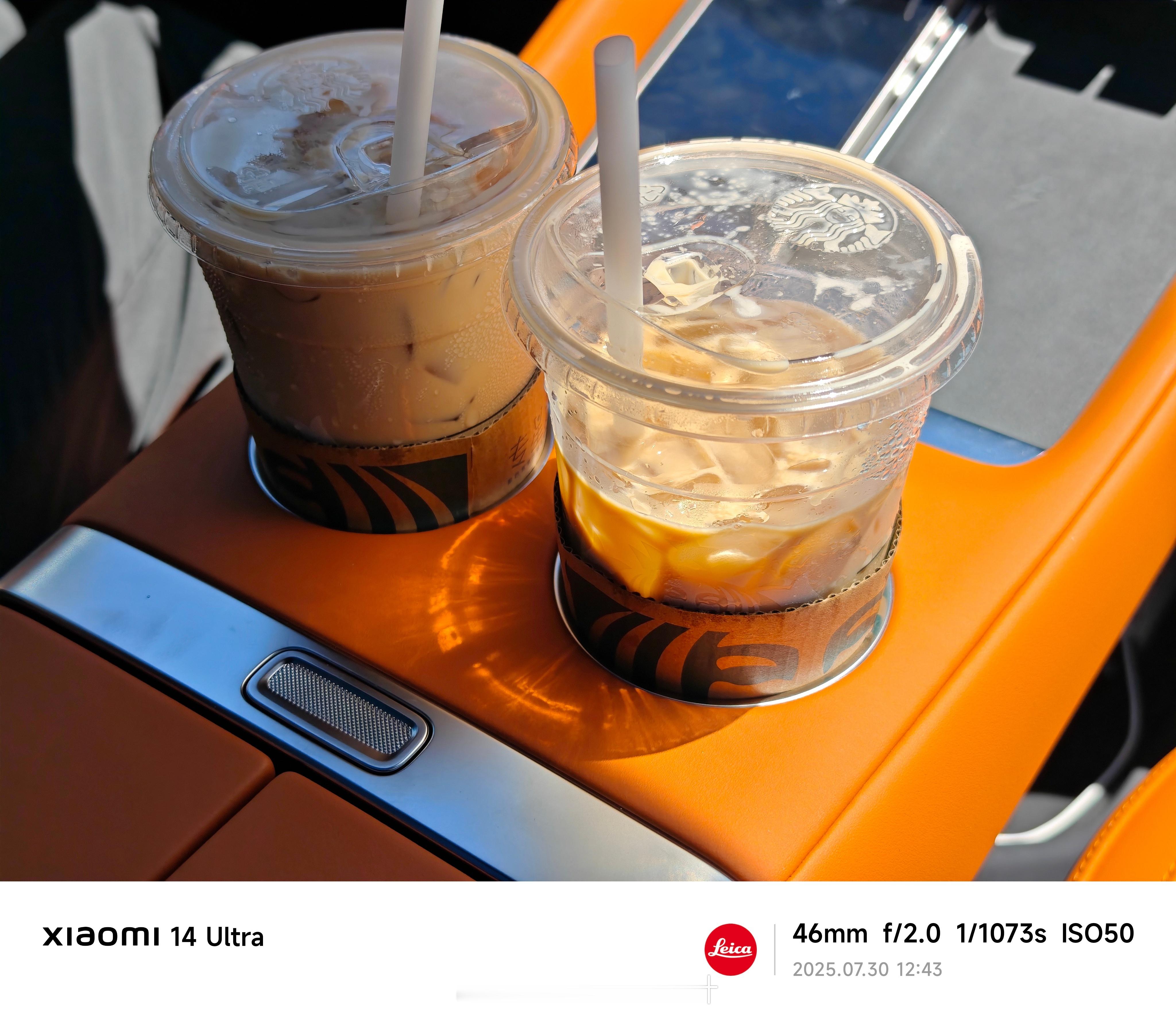 吹一下小米YU7的水杯架，放两个超大杯+杯套完全没问题，也能看出雷总也确实太爱喝
