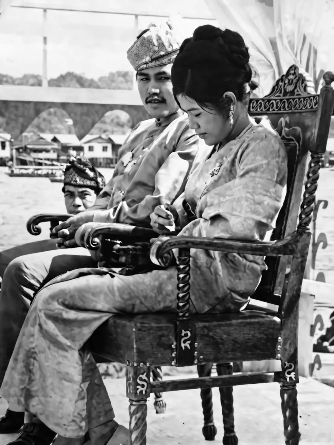 文莱王室 🇧🇳1970年，文莱苏丹哈桑纳尔·博尔基亚的大弟弟穆罕默德·博尔基