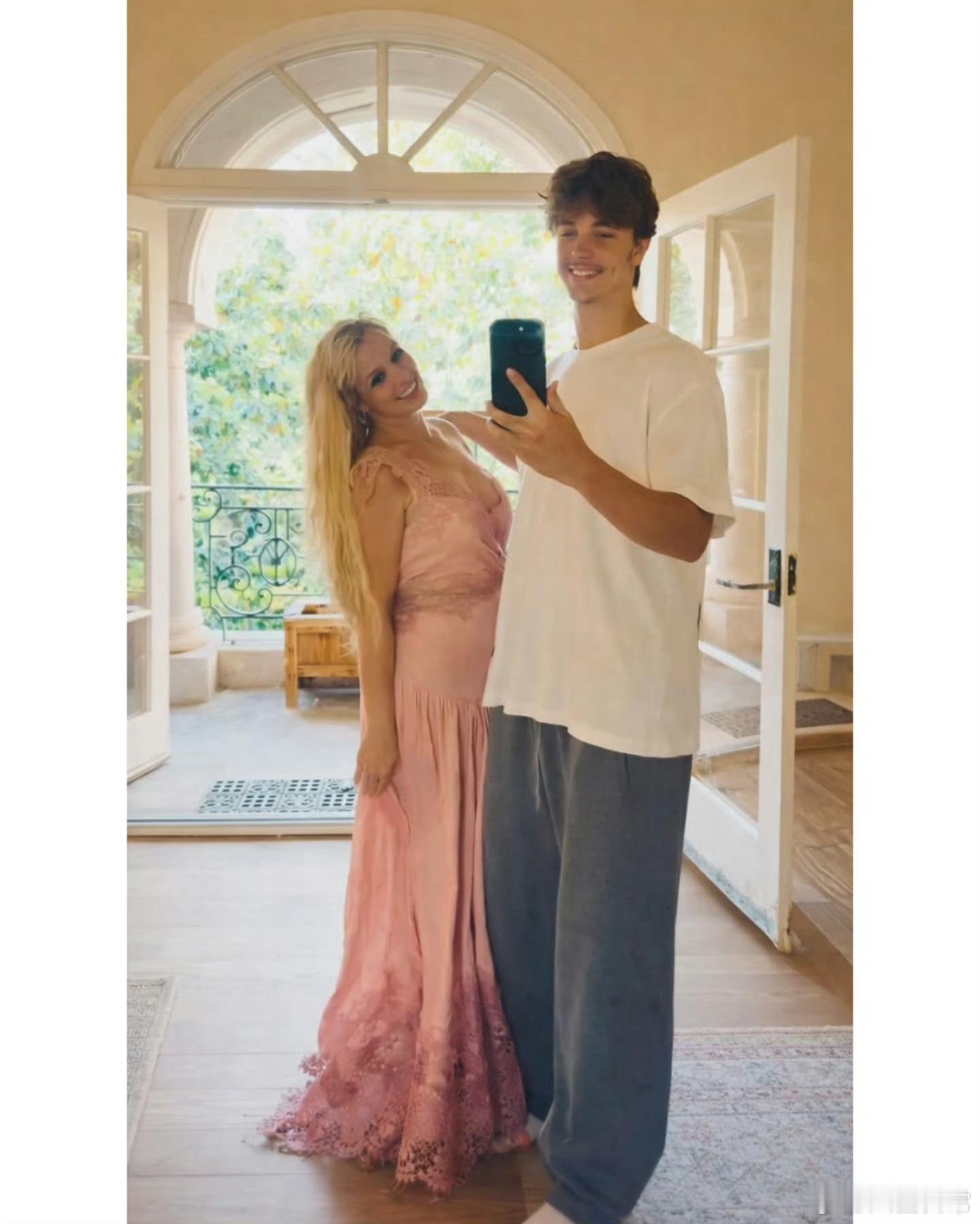 布兰妮和19岁儿子合照 