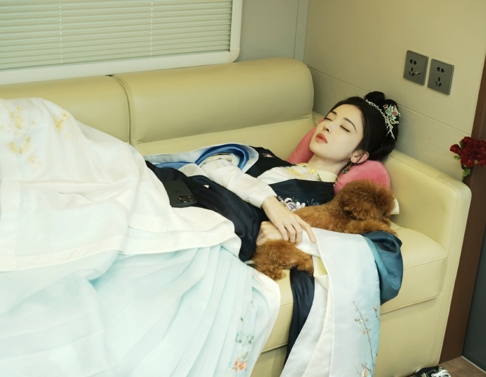 娜扎片场碎片娜扎睡美人的超近怼脸照 娜扎睡美人的超近怼脸照，是娜扎的片场碎片来袭