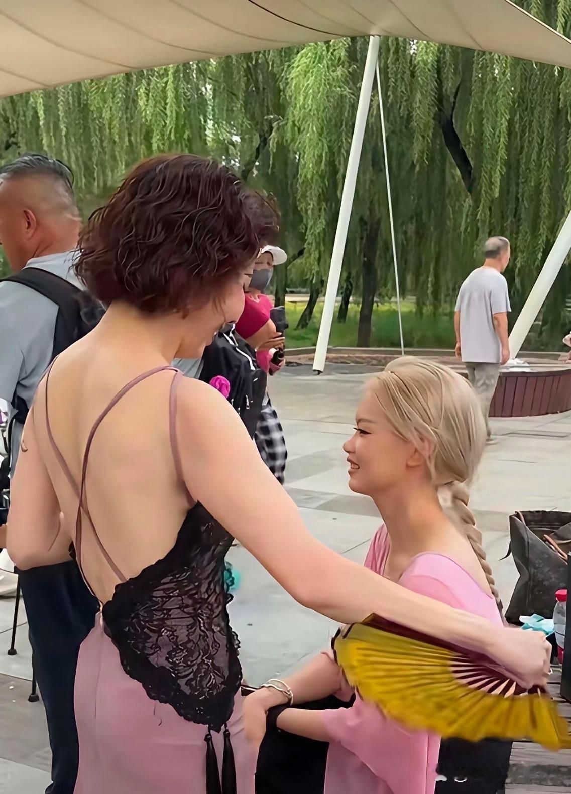 阿姨跳广场舞，穿露背出去大庭广众下，不怕碰见儿子女儿尴尬吗？多大年龄了，真不适合