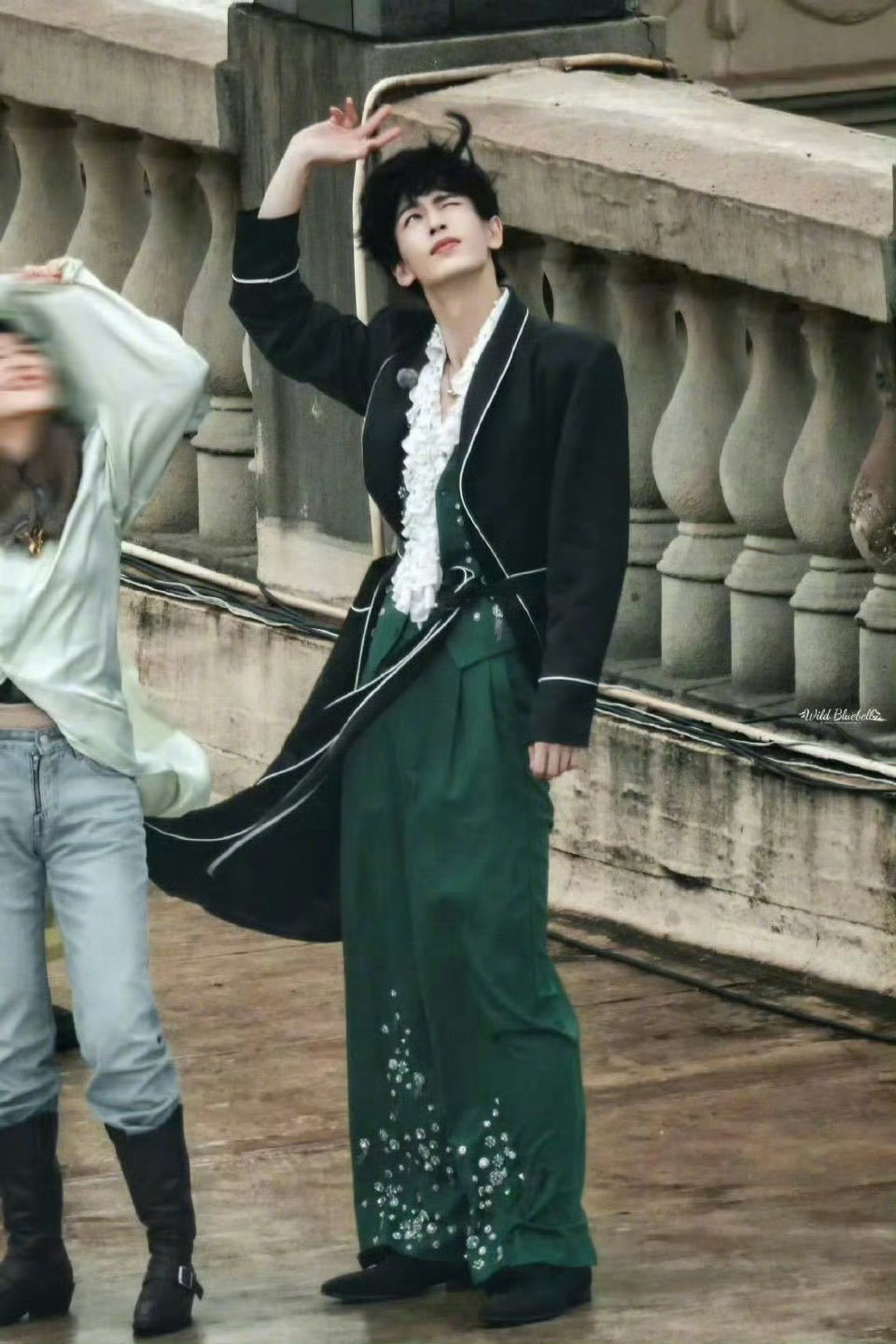 张凌赫卷毛吹成海胆头脸在江山在，颜值依旧在线，还解锁了全新造型