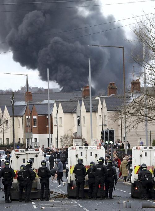 英国政府面对自己国内的这场大骚乱，非但没有任何自我反省，相反却把所有的罪责都推到