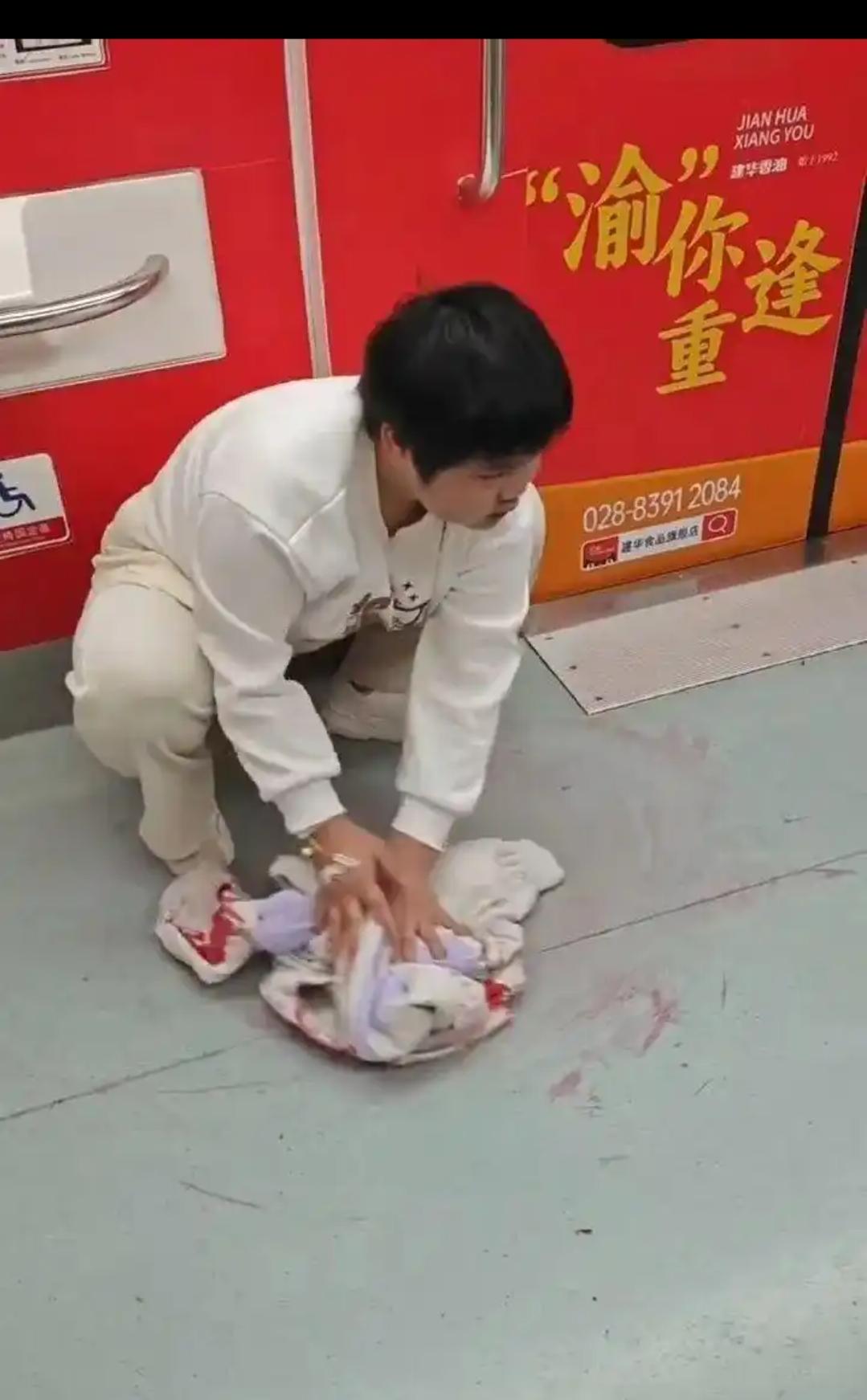 重病女孩地铁吐血，却脱下外套擦拭血迹，这究竟是善良之举还是无奈之选？
3月23日