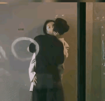 这又是什么操作？站在风中颤抖，赶紧抓了把狗粮，吃了压压惊。[捂脸][捂脸][捂脸