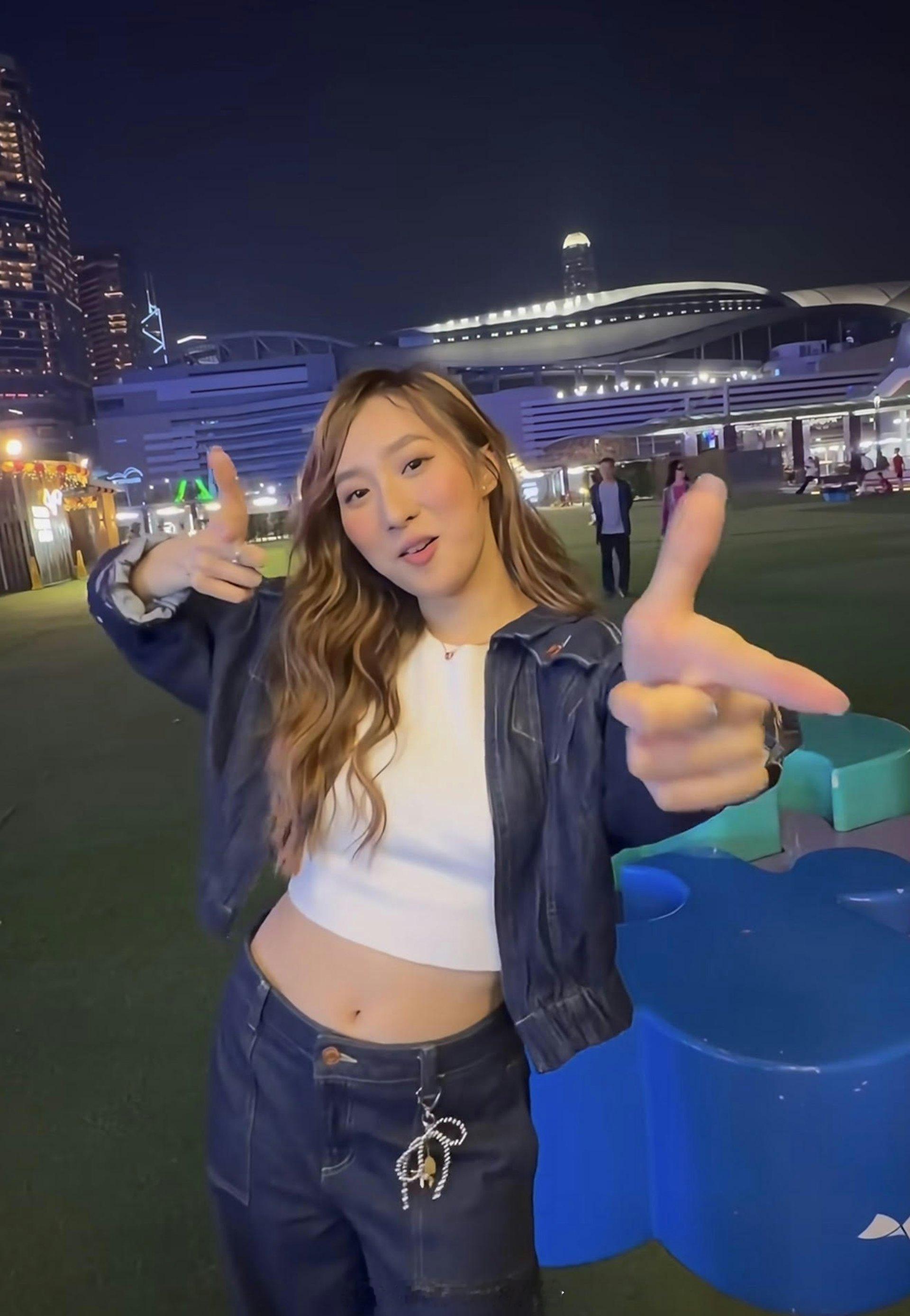 香港01：钟柔美晒小蛮腰贺新年　网民不买账疯狂嘲讽:样子好骚“声梦小花”钟柔美（