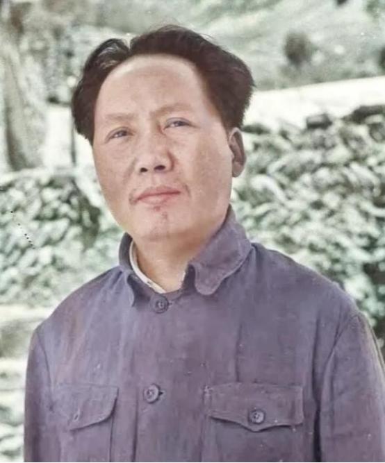 大家可能觉得，像那种决定国家大事的高级别会议，开场肯定都是严肃得不行，空气里都透