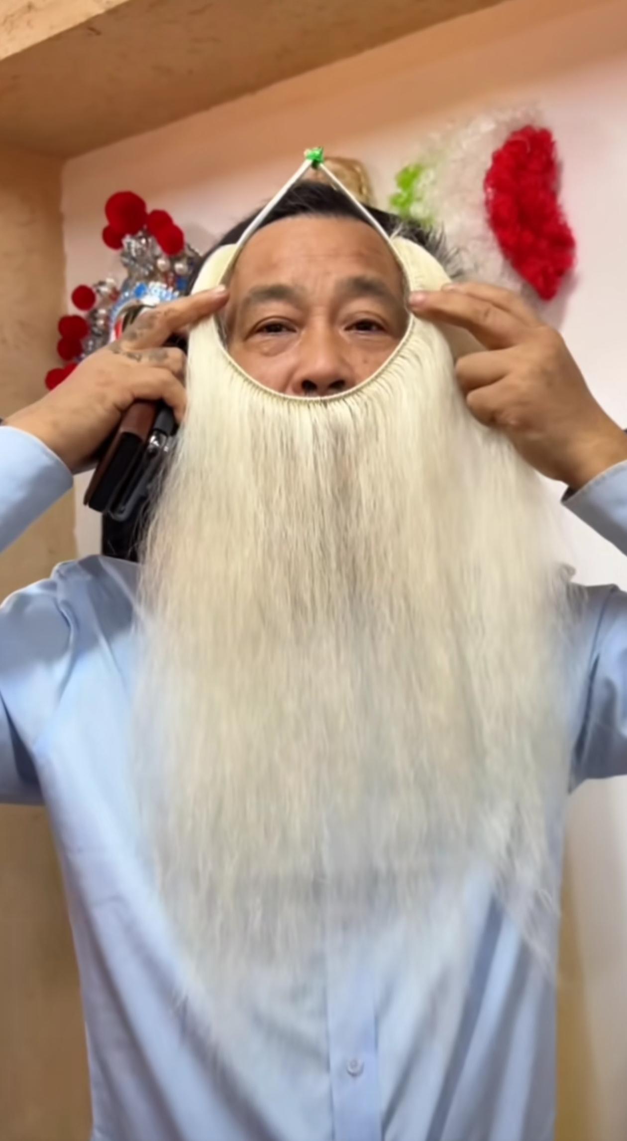 沈巍在一艺术馆内尝试了多种造型上头了，看来心态还是很年轻。最近他的直播核心圈是刘