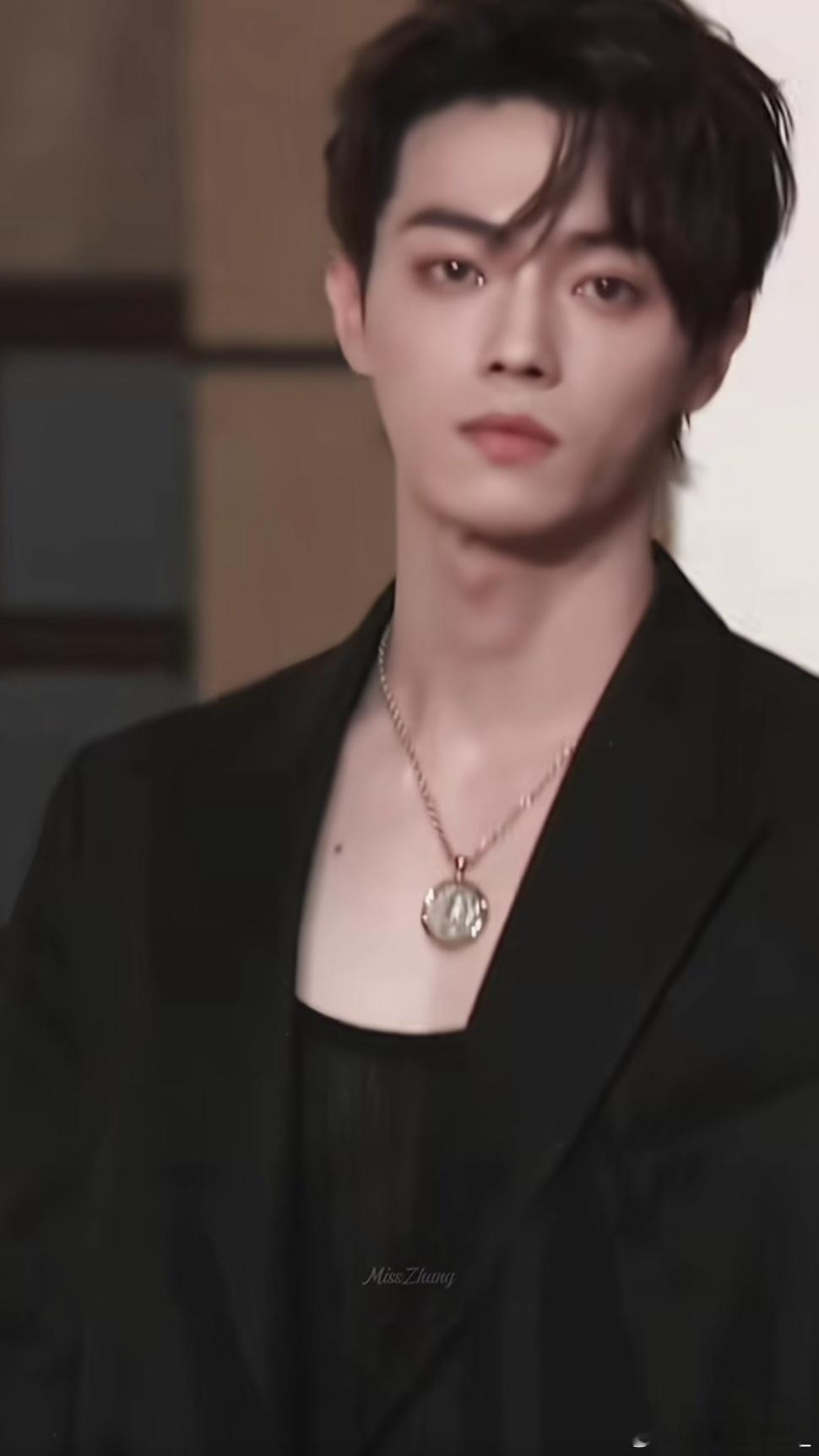 #许凯[超话]# 为什么他不管穿成什么样子我都能品出来一种黑帮大佬的气质[二哈]