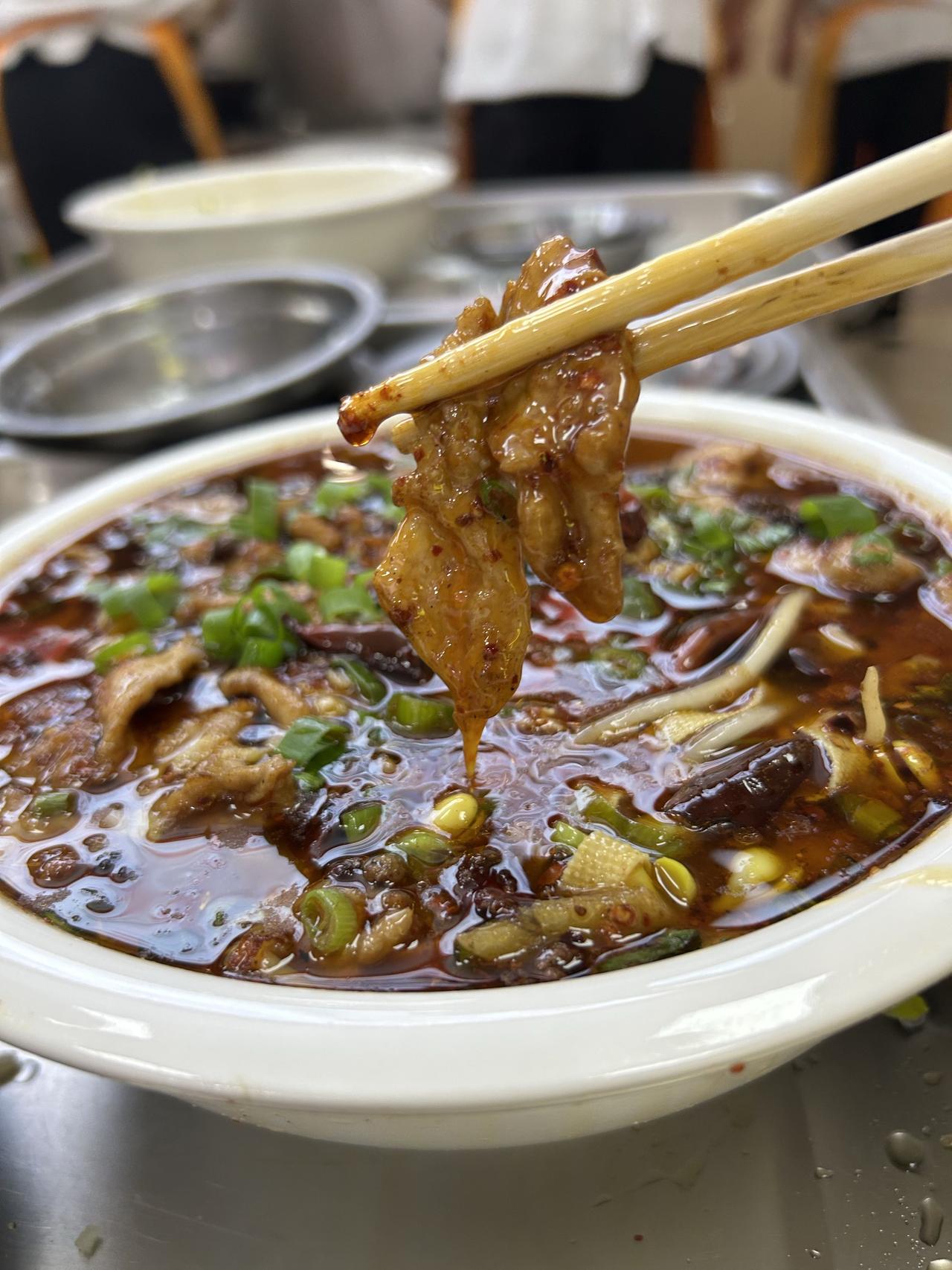 桌上摆着一盘香辣牛肉片。