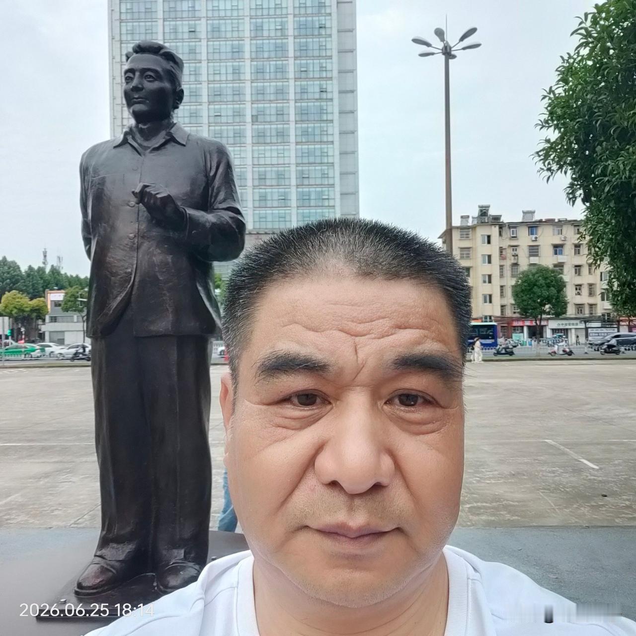 今日站在安庆科技馆邓稼先元勋铜像前，内心满是崇敬，也更加明晰自己多年坚持的意义。