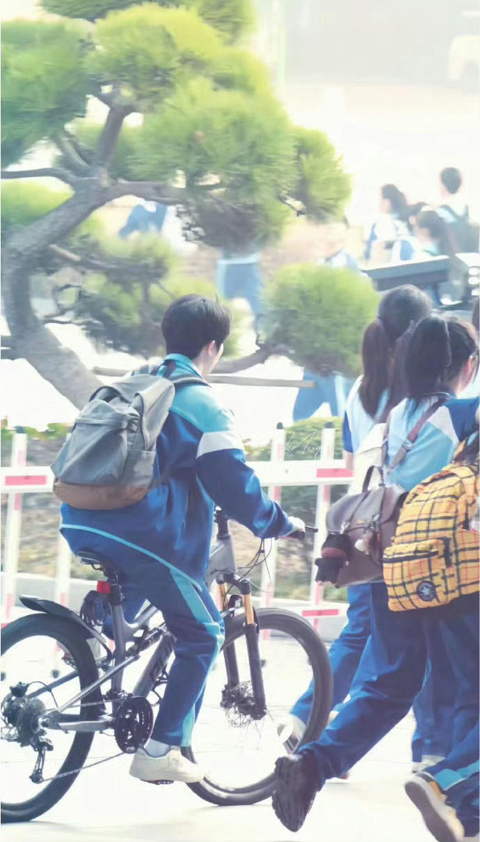 马嘉祺校服骑单车路透马嘉祺校园青春男主 马嘉祺校服骑单车路透，咱就说我们校园青春