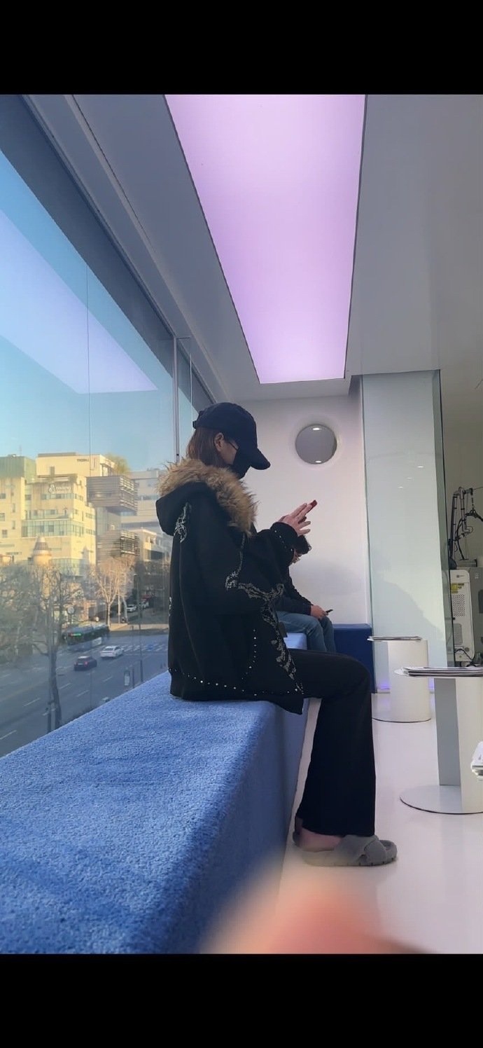 张元英被偶遇天惹 明明遮得严严实实依旧看得出来是美女薄薄一片 体态端正 🙂↔️