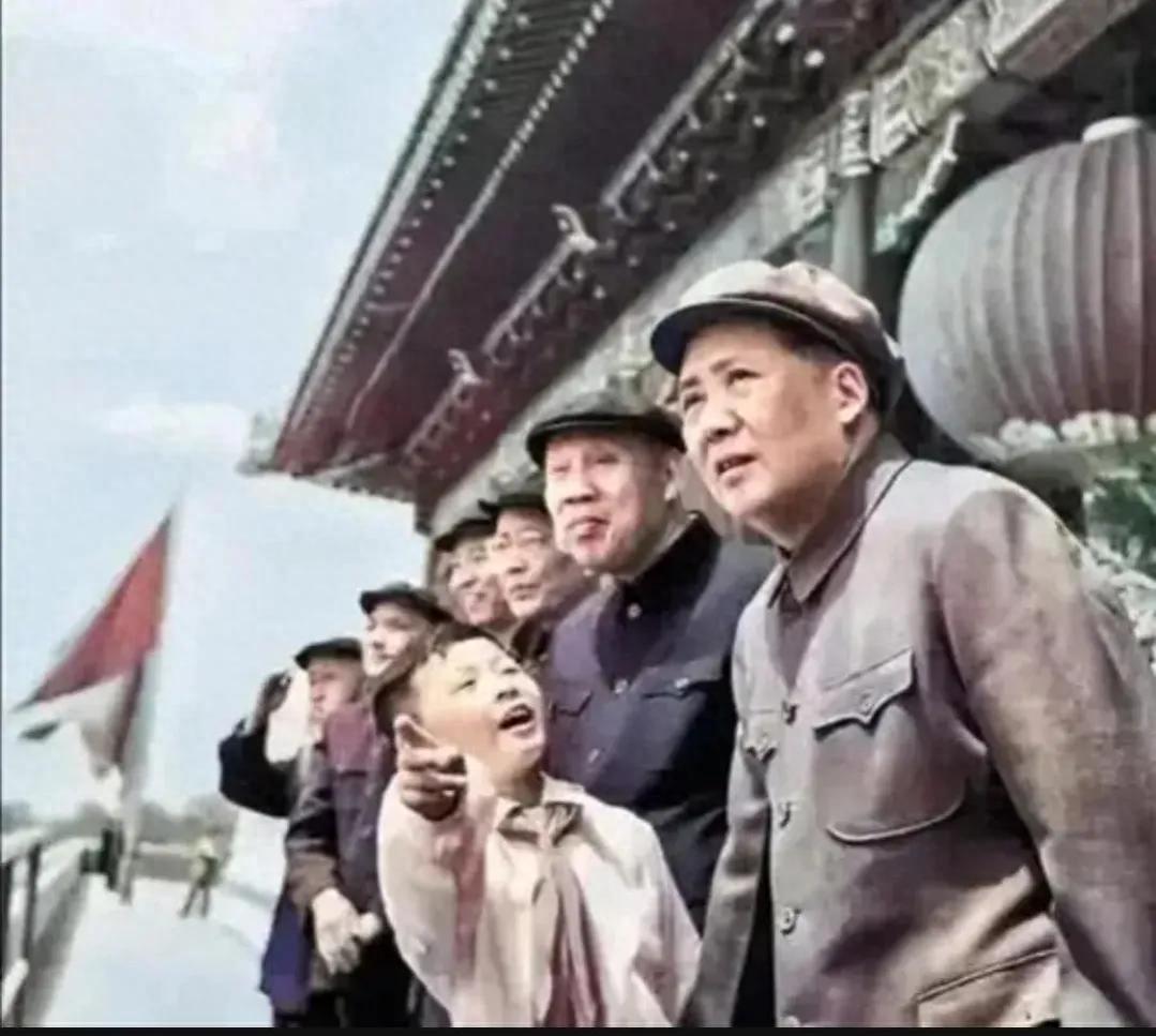 这张照片很少见。时间是1954年5月1日，地点在天安门城楼上。小男孩叫刘春延，只