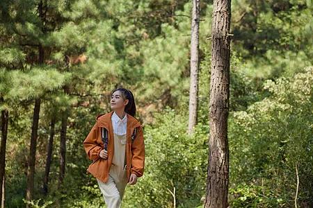 上联：村姑闲余步香山；
下联：？？？