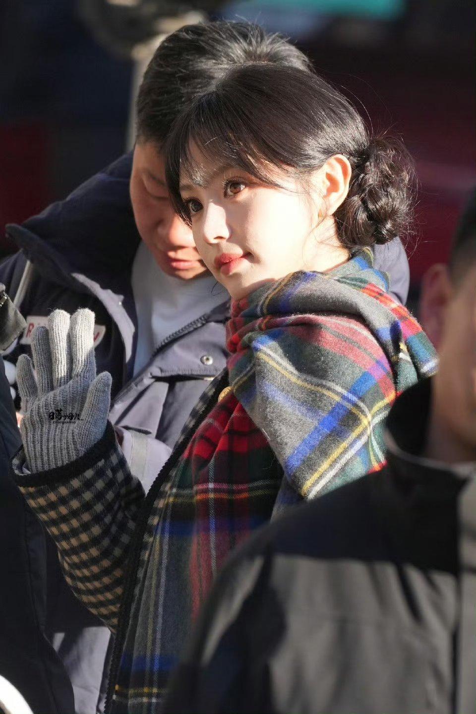 田曦薇联排上班路透，喜气洋洋又萌又甜的小福娃！！很出圈吧！ 