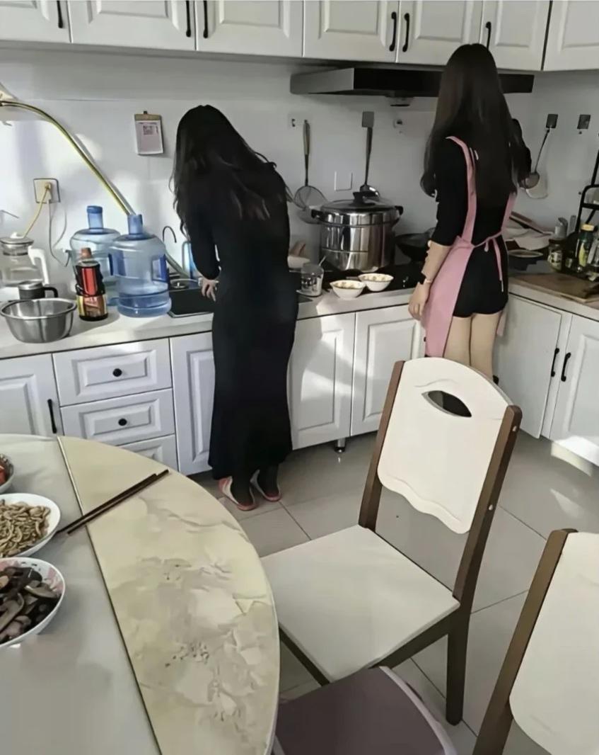 老婆和前妻处成了闺蜜应该怎么办？