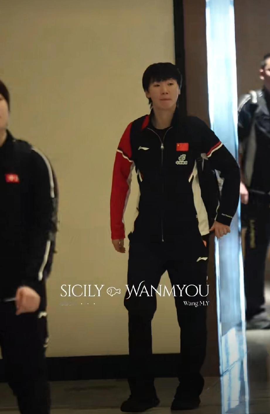 在卡塔尔多哈参加WTT新年首站比赛多哈冠军赛的王曼昱，下训后和队友以及国乒团队一