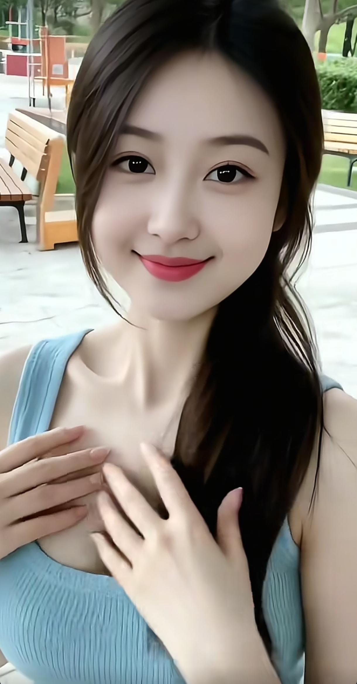 夏日清新穿搭，蓝色背心搭配自然妆容，公园里的甜美瞬间。手机随手拍原创图片 蓝色背