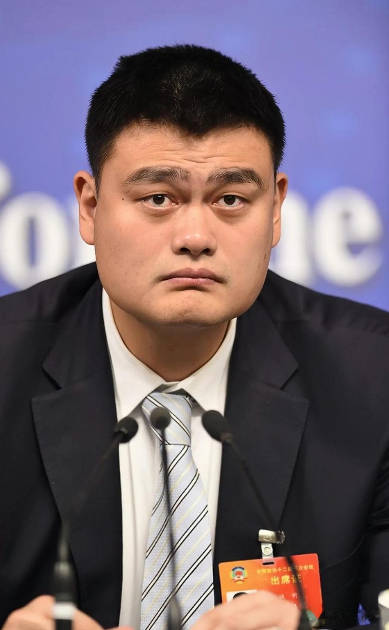 一片质疑声中，姚明终究没能抗住压力，心一横正式卸任CBA公司董事长一职，篮协副主