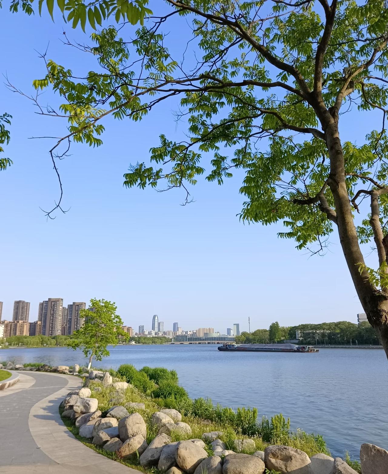 母亲的格局有多大
孩子的舞台就有多广
 
母亲的脾气有多柔
孩子的内心就有多暖