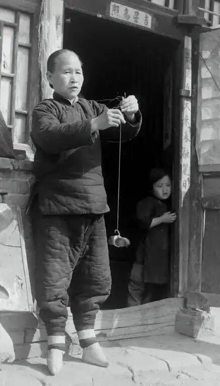 分享过去的老照片老奶奶正在干什么呢？现在能说出来这是干什么活路的人，都到退休年龄