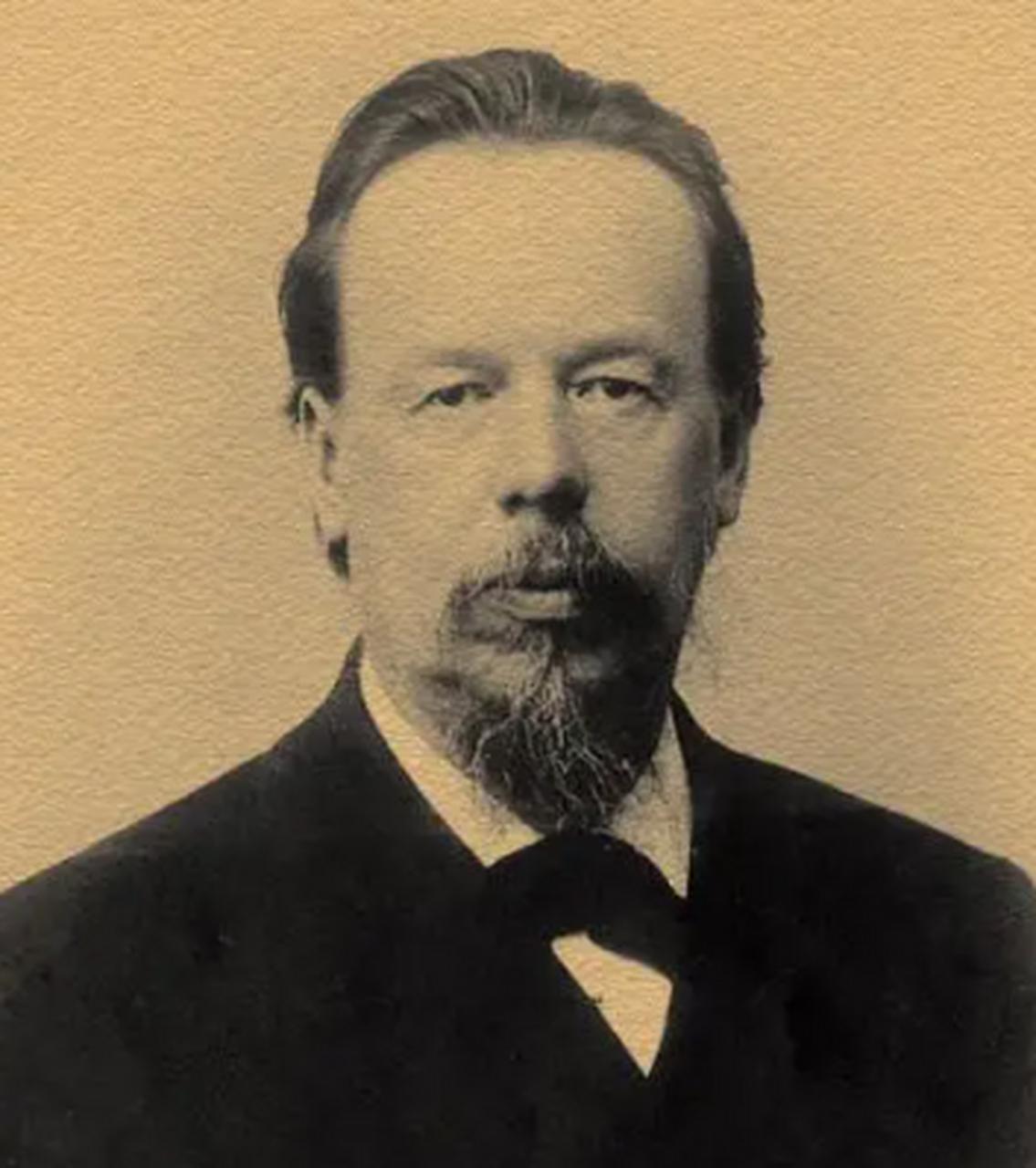 1896年3月24日，圣彼得堡，俄国物理化学协会的会场里，一个中年人站在台上，面