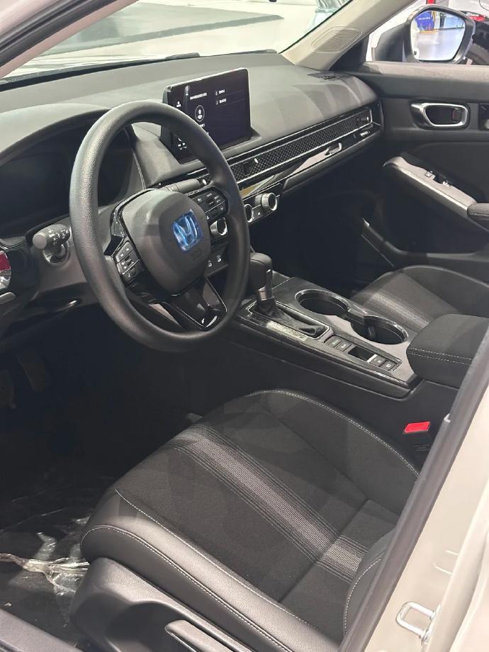 这款本田思域的内饰设计是全黑的，硬塑料偏多一些，布座椅没有那么的好用。但是不得不