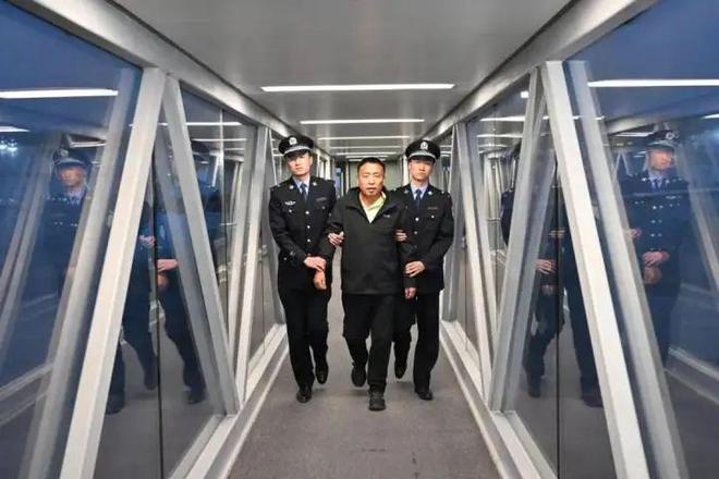 【#百亿市值上市公司董事长被刑拘#】7月18日，亚钾国际投资（广州）股份有限公司