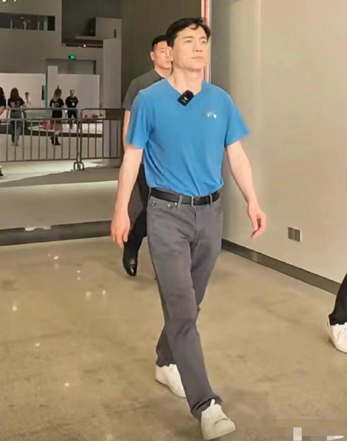 有网友对比了56岁的李彦宏和54岁雷军的最新状态，真的很好奇到底是怎么做到久经沙