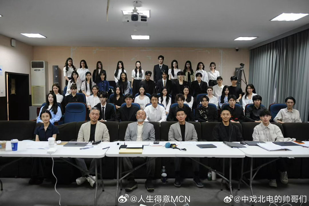张子枫和北电22级表演专业合影张子枫北电22级表演专业答辩老师北电22级表演班毕