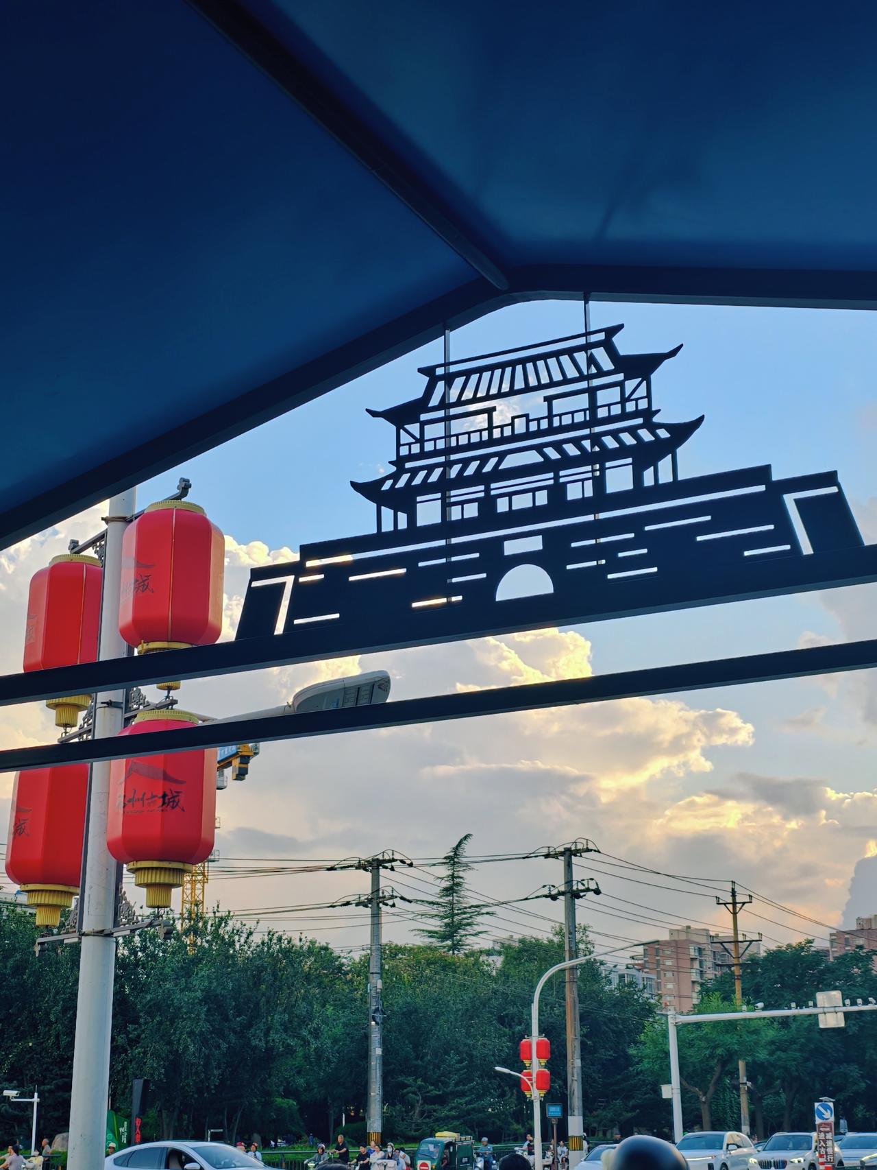 棚下望云，清风入邢州！邢台团结大街与顺德路十字路口，遮阳棚框住天际，清风楼剪影搭
