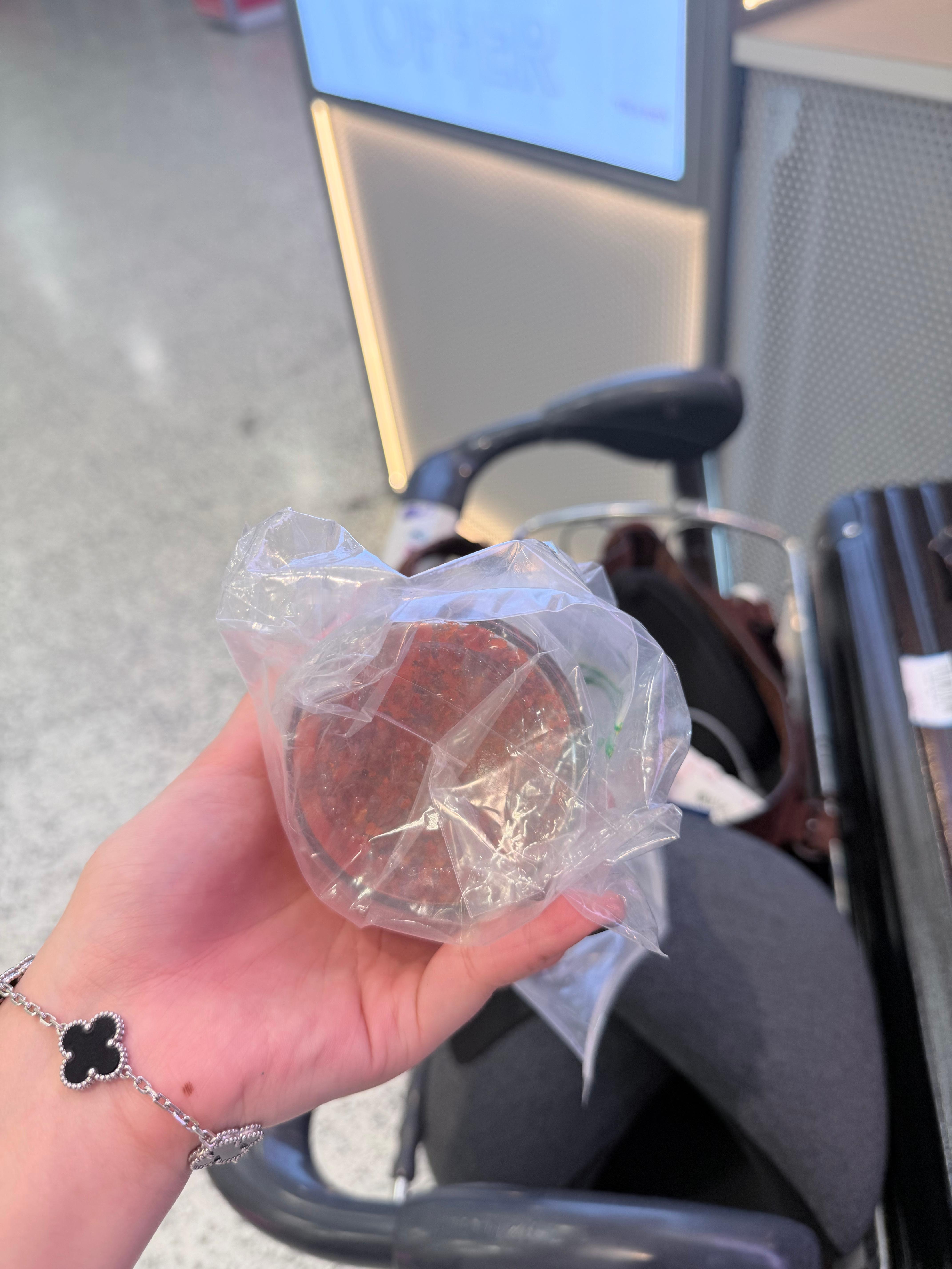我和蛋俩人发色在人群中太显眼了吧被抓去抽查行李了结果婶婶最后非要装进去的这瓶婶婶