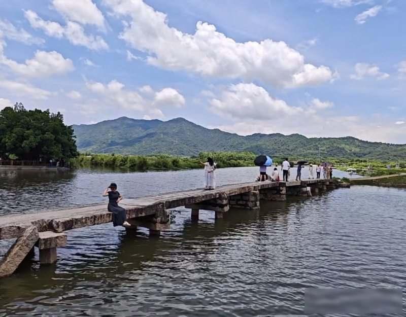 去年因为电影《给阿嬷的情书》在这里取景拍摄，
老桥日均数百人挤满，
村民说早八点