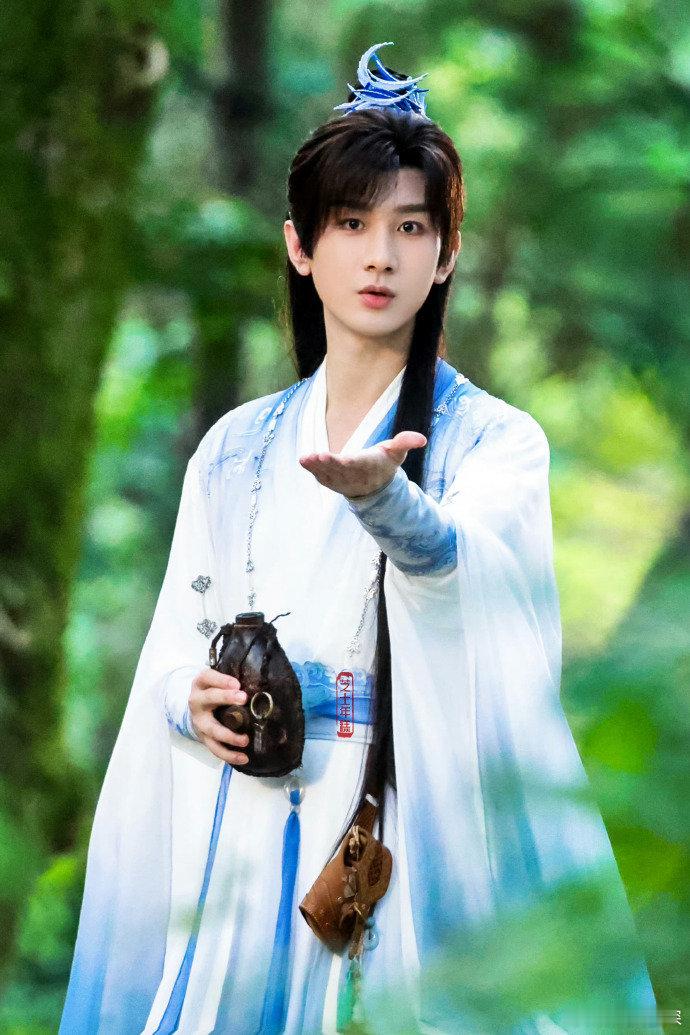 #成毅提裙奔跑#  不是，你告诉我他34岁了？？？！ 妥妥滴逆生长[思考]这少年