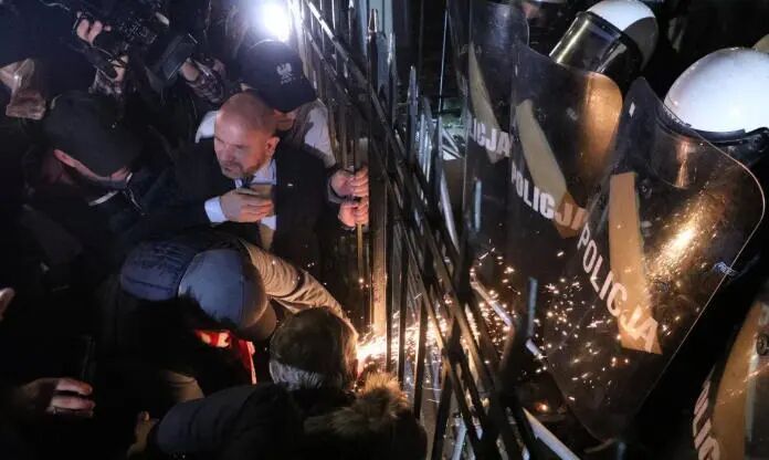 【波兰突发政变？总统取消出访行程，飞机紧急调头回国】波兰政变总统紧急回国波兰政变