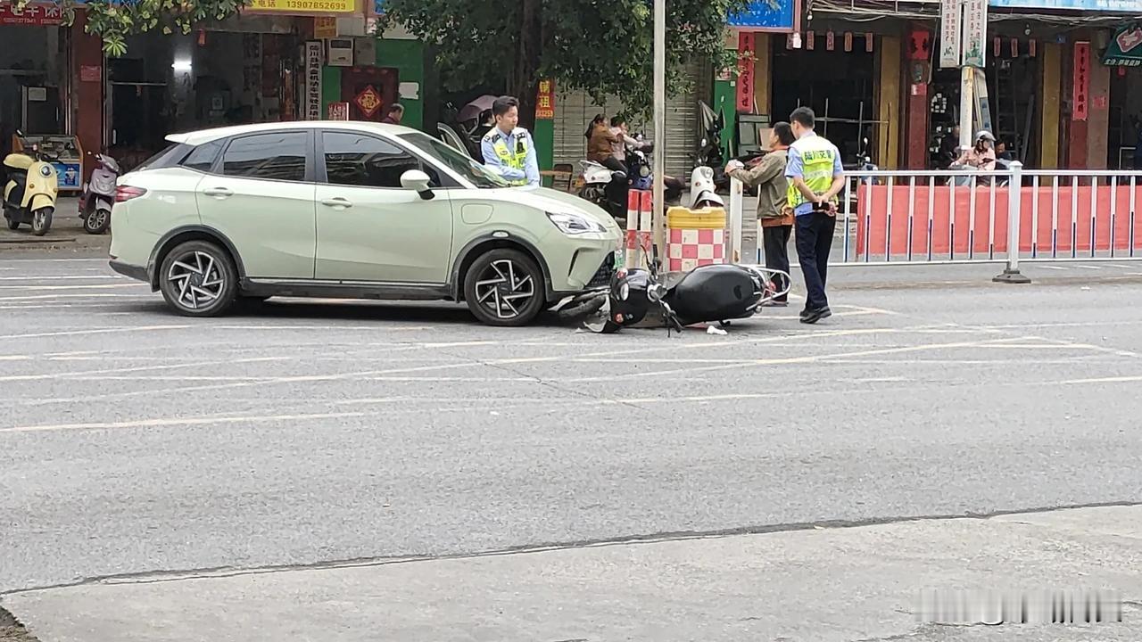 车祸猛如虎，且行且珍惜:
无论你驾驶小汽车还是摩托车、电动车，你一定要耳听六路，