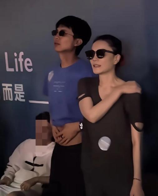 我妹是王菲的忠实粉丝，她房间墙上贴满海报，从卡带到数字专辑，一路追了快二十年。