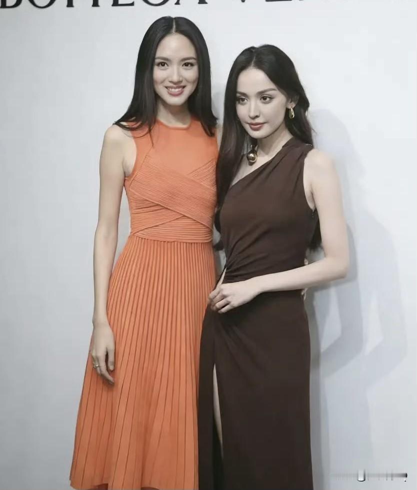 张梓琳真是内娱的合影杀手，
长得高就算了，还长得这么漂亮有气质。
长得好看的没有