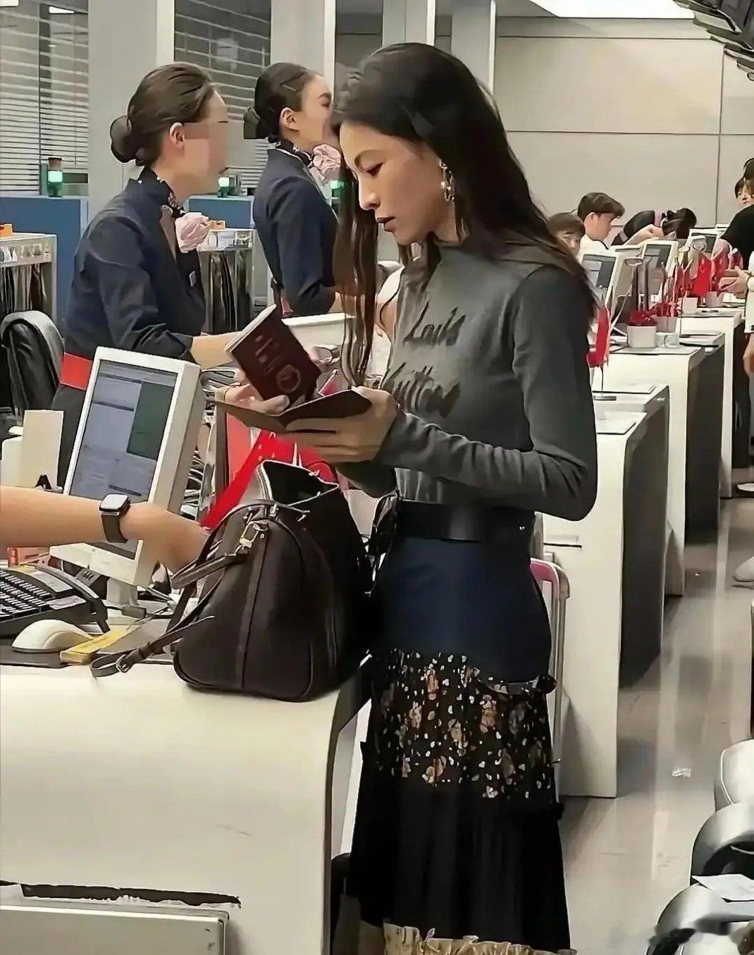 怪不得这么多男明星和她传过绯闻，现实中确实惊为天人 