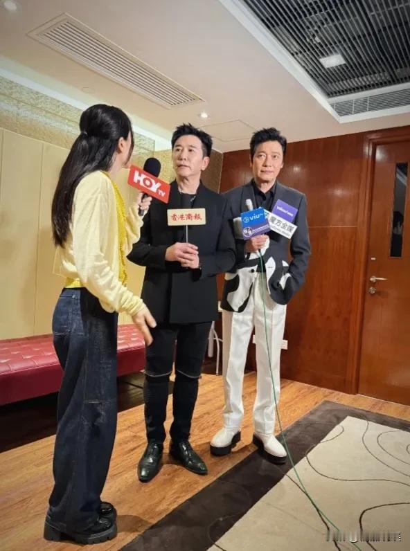 右边的这两位也老了啊，能认出来的都是七零八零后了！
这两位都是港剧片最好的回忆，