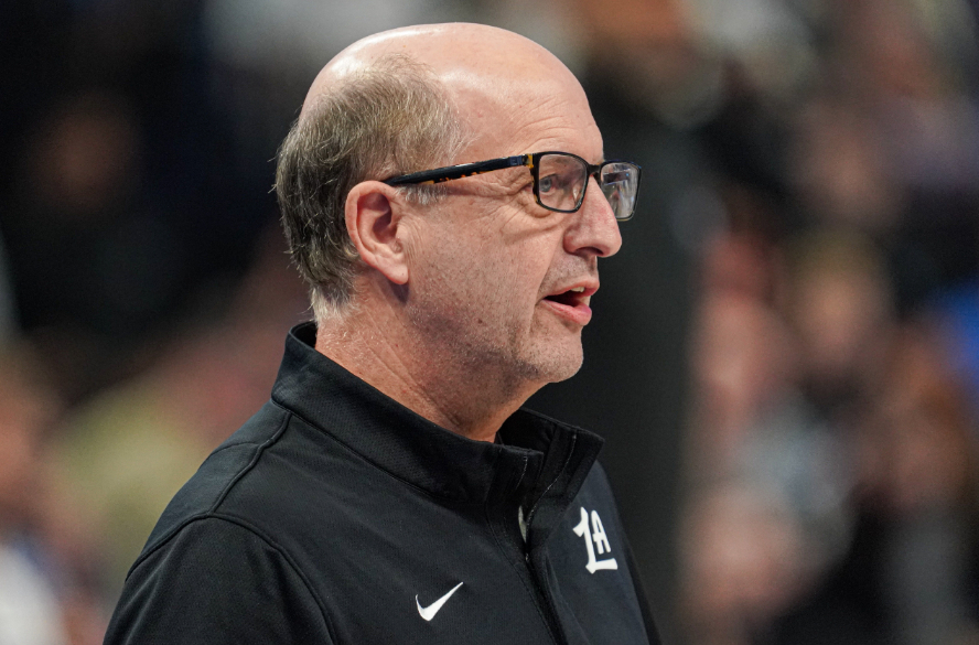 NBA常规赛，快船在客场以110-106险胜奇才，双杀对手豪取6连胜。赛后，哈登