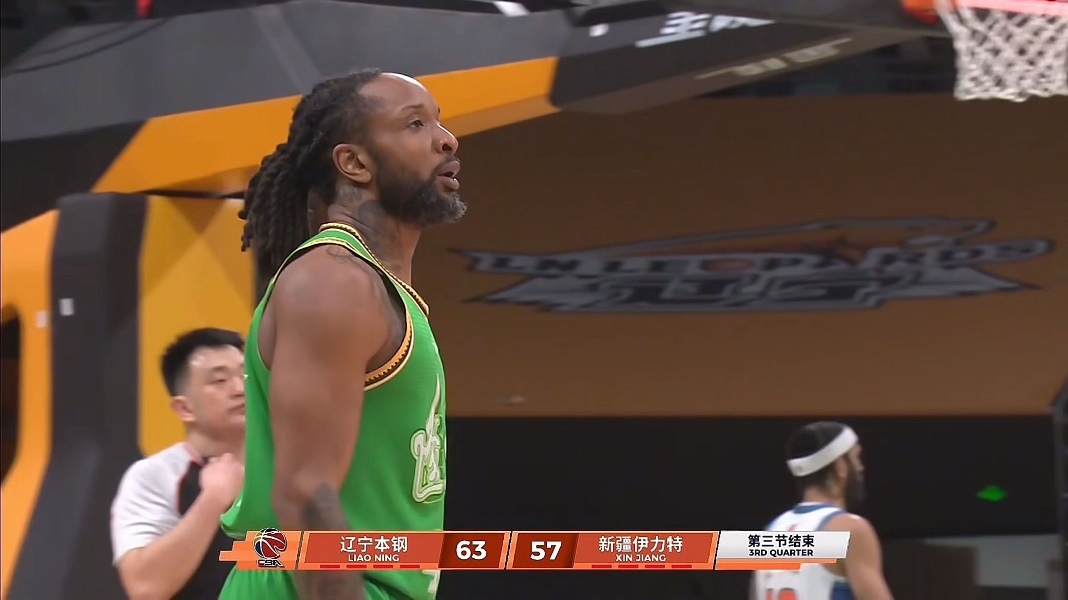 辽宁主场对新疆三节比赛结束辽宁队暂时领先6分辽宁男篮