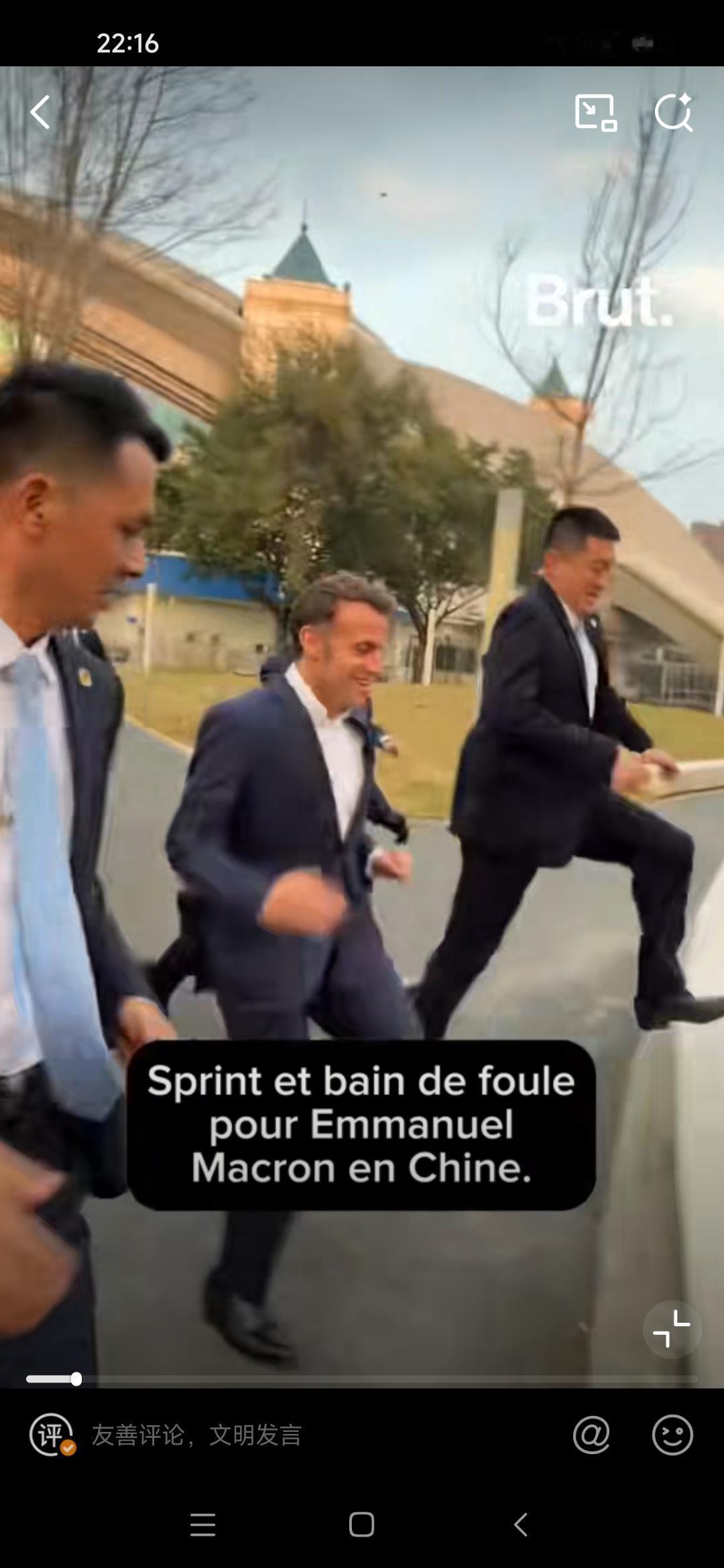 法方媒体视角:马克龙在中国尽情享受着人们的热情。
马克龙主动迎着川大人潮奔跑，遇