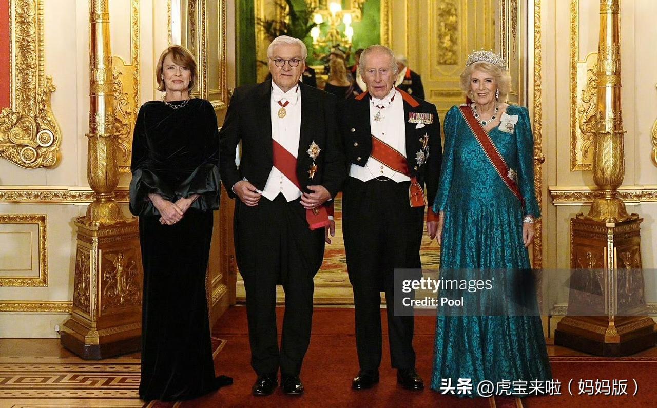 欢迎晚宴上真是闪瞎双眼[呲牙]王后再次佩戴了大不列颠女孩王冠，凯特王妃首次佩戴维