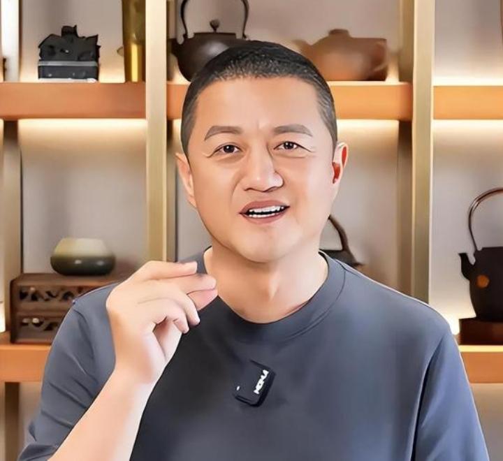 债务风波再度发酵，复盘李亚鹏：光环褪去，事业浮沉之下的情感现实李亚鹏捐款 
 