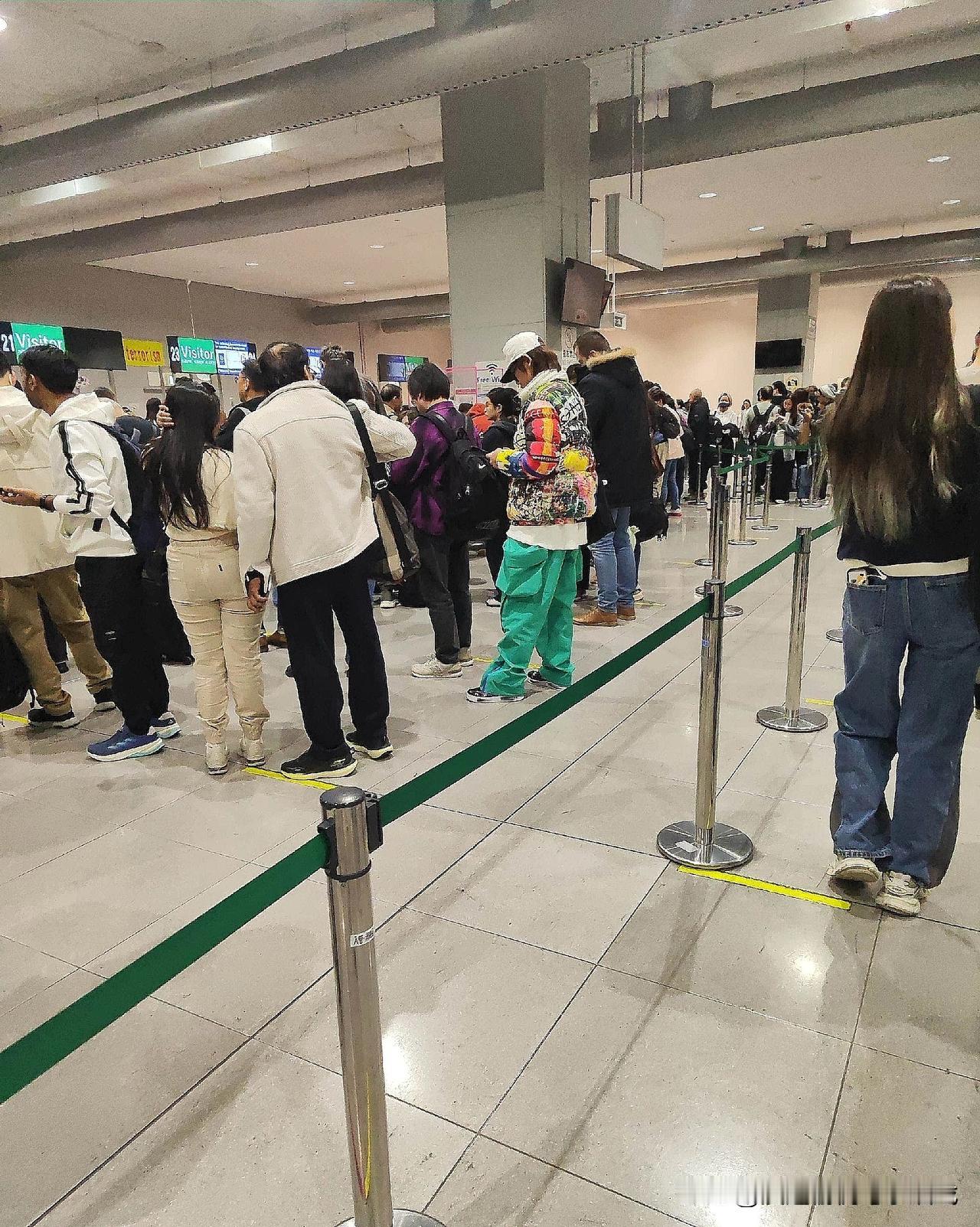 12趟航班取消
谁滞留在日本？

近期，受航班调整影响，部分赴日同胞面临临时滞留